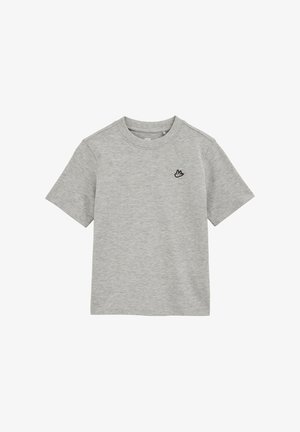 Camiseta gris claro de manga corta con cuello redondo y pequeño emblema de mano en blanco y negro en el pecho izquierdo.