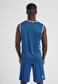 Blauwe sportieve tanktop en shorts van gladde stof, met witte zijaccenten en een logo op de zoom, geschikt voor sportactiviteiten.