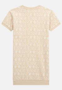 Abito t-shirt beige realizzato in tessuto morbido, caratterizzato da una stampa in rilievo del logo "GUESS" su tutta la superficie e scollatura a girocollo, con maniche corte.