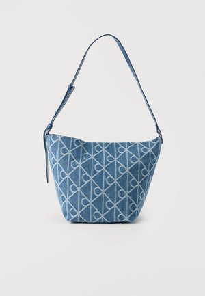 Sac à bandoulière en denim de forme triangulaire, couleur bleu clair, avec un motif géométrique blanc contrasté. Doté d'une sangle lisse et réglable.