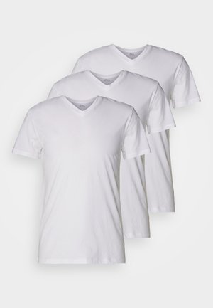 Trzy białe bawełniane koszulki typu v-neck z krótkim rękawem i prostym wzorem, wyeksponowane w lekko nachylonym ułożeniu.
