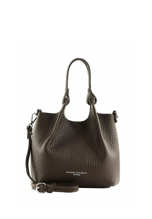 Sac à main en cuir texturé marron foncé avec deux anses supérieures, une bandoulière détachable et le logo "Gianni Chiarini Firenze" à l’avant.