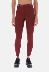 Bordowe legginsy sportowe z wysokim paskiem z napisem "TED BAKER SPORT" w kontrastującym kolorze; gładki, dopasowany fason.