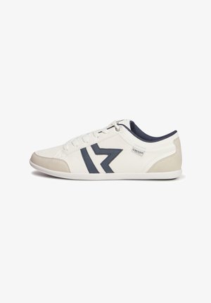 Baskets blanches avec des accents navy, tige en cuir, bout rond, semelle plate et un design zigzag marqué. Comprend un laçage et une marque.