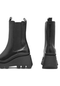 Černé kožené kotníkové boty s elastickými bočními panely, robustními texturovanými gumovými podrážkami a poutky, s elegantním a minimalistickým designem.