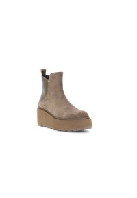 Stivale alla caviglia in suede beige con suola platform, pannello in pelle verde a contrasto e linguetta sul retro. Superficie testurizzata con punta arrotondata.