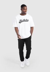 Smilodox UNISEX MACEY FRONT PRINT - Camiseta estampada - weiß