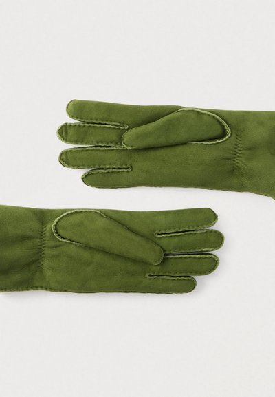 Πράσινα γάντια από σουέντ με απαλή υφή, διακοσμημένα με ραφές κατά μήκος των άκρων και εφαρμοστή σχεδίαση για ζεστασιά και άνεση.