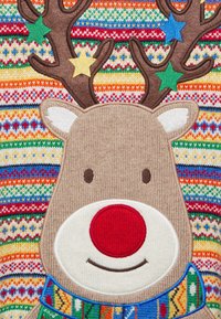 Pull en tricot avec un visage de renne, des bois marron, un nez rouge et un fond à motifs multicolores. Éléments de design vibrants et festifs.