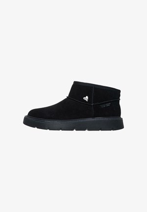 Stivaletto nero in suede, con tacco spesso e piccolo logo a forma di cuore argentato sul lato.
