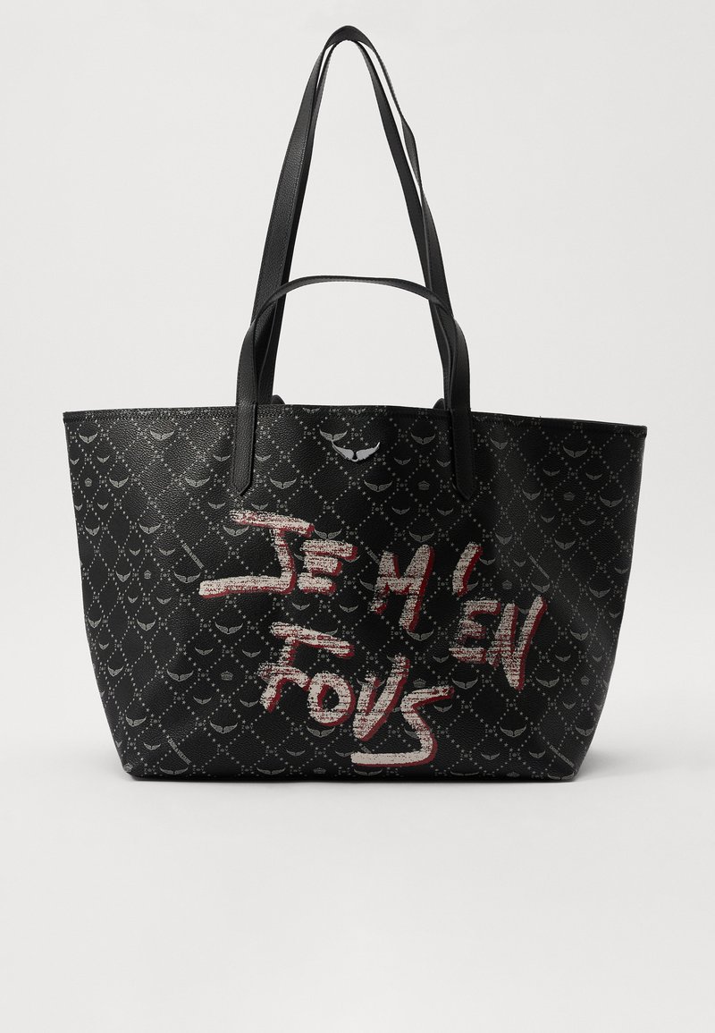 Sac fourre-tout noir en matériau texturé arborant un motif en losanges, avec des bretelles et un texte rouge et blanc audacieux inscrivant "JE M'EN FOUS."