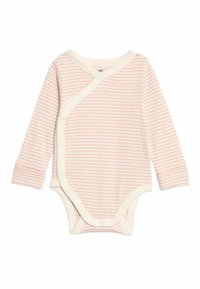 Dětské body s dlouhými rukávy z měkké bavlny, s jemnými světle růžovými a bílými vodorovnými pruhy, smetanovým lemováním a patentkami na boku.