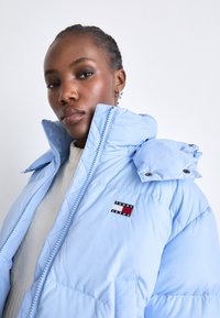 Tommy Jeans ALASKA - Páperová bunda - vessel blue