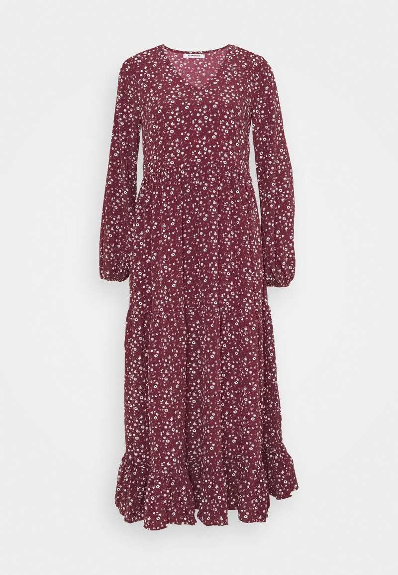 Robe bordeaux à manches longues avec petit motif floral blanc, col rond, taille froncée et ourlet à volants.