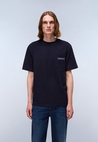 Marineblå kortærmet T-shirt lavet af bomuld. Har en frontlomme med trykt branding. Løs pasform, rund halsudskæring, glat tekstur.