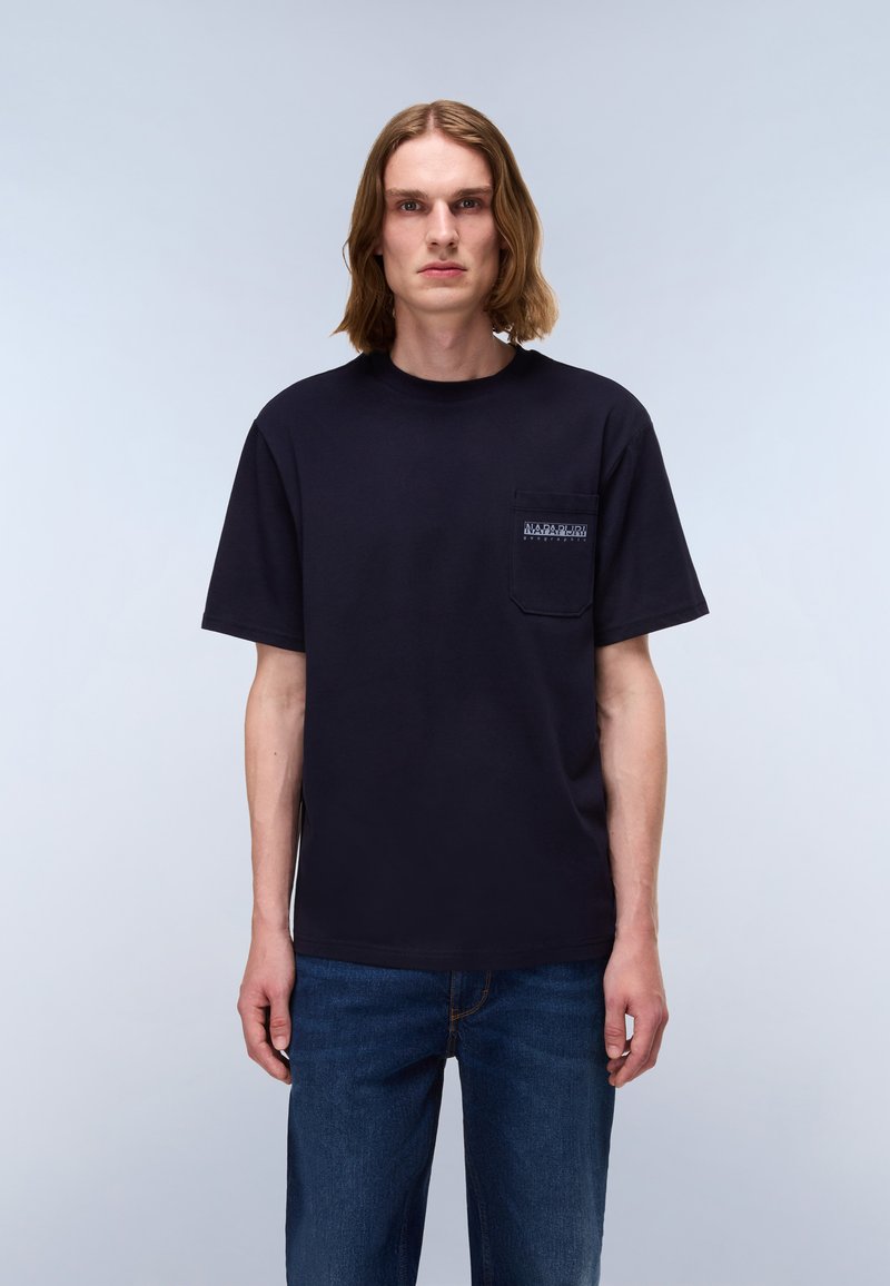 Marineblå kortærmet T-shirt lavet af bomuld. Har en frontlomme med trykt branding. Løs pasform, rund halsudskæring, glat tekstur.