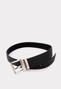 Ceinture en cuir noir dotée d'une surface texturée avec un motif répétitif. Boucle en métal argenté ajoutant du contraste et de la fonctionnalité.