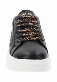 Baskets en cuir noir avec une semelle blanche, dotées de lacets à motif léopard et d'un design à bout arrondi. Marquage doré sur la languette.
