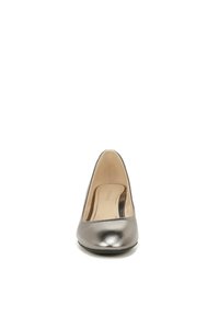 Metalen zilveren high-heeled pump met een ronde neus, een gladde leren textuur en een subtiele glans. Het interieur bevat een gewatteerde inlegzool.