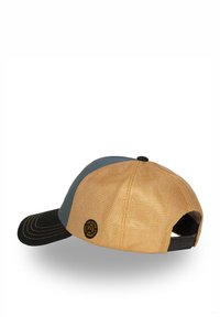 Gorra con visera negra, parte trasera de malla dorada y parte superior de tela azul. Presenta costuras en contraste y un parche con logo en el lateral.