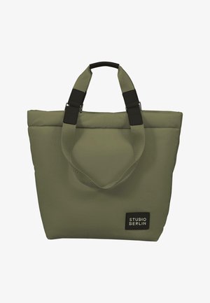 Olivengrønn totebag med polstret stoff, doble svarte håndtak og et logomerke som har "STUDIO BERLIN" foran.