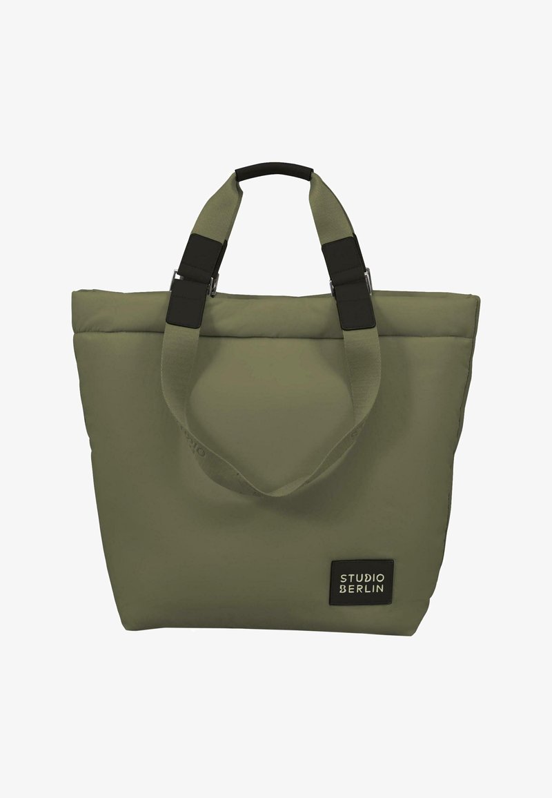 Olivengrøn tote bag med polstret stof, dobbelte sorte håndtag og et logofelt med "STUDIO BERLIN" på forsiden.