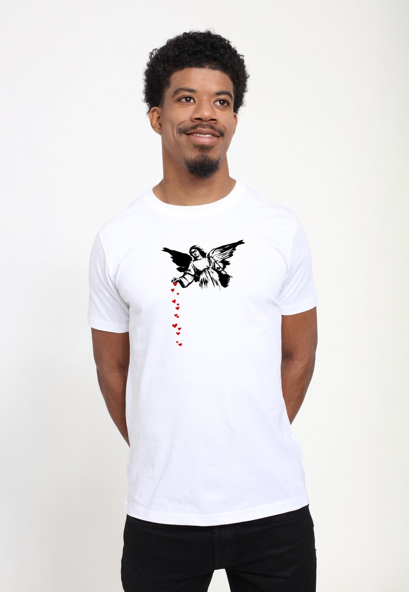 Hvid bomulds t-shirt med et sort engelgrafik med udstrakte vinger, der frigiver røde hjerteformer nedenfor.