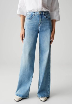 Lichtblauwe denim wijde been jeans met een hoge taille, voorzien van vijf zakken, subtiele vervaging en een knoopsluiting aan de voorkant.