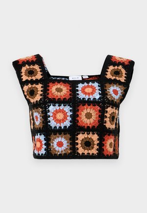 Top corto all'uncinetto con scollatura quadrata. Presenta motivi floreali colorati in rosso, arancione, blu e marrone su uno sfondo nero.