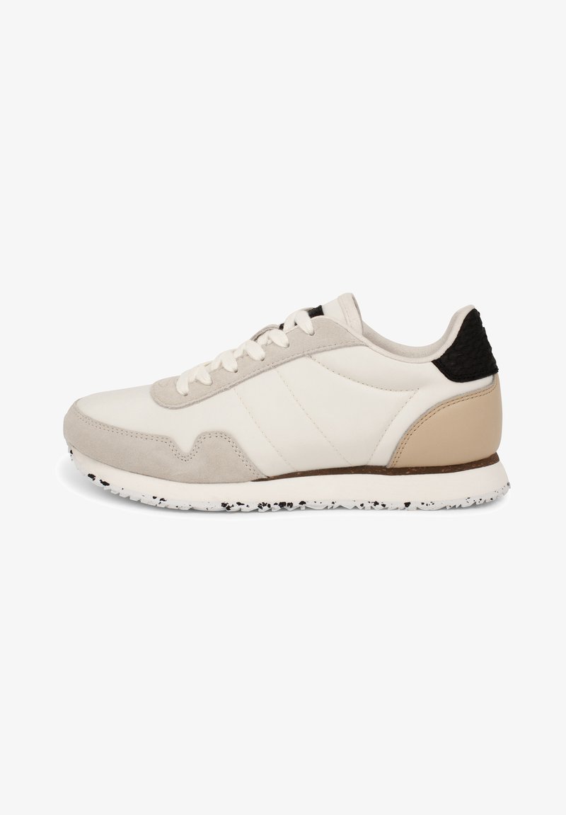 White and beige sneaker with a smooth leather and suede upper, featuring a textured black heel and a speckled rubber sole.