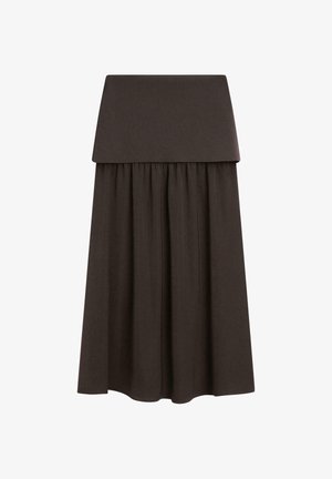 Donkerbruine midirok met een brede, gevouwen tailleband en geplooide stof die recht valt voor een ontspannen pasvorm.