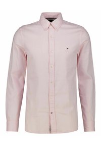 Jasnoróżowa koszula z długim rękawem, zapinana na guziki, z kołnierzykiem typu button-down i małym logo na lewej piersi.