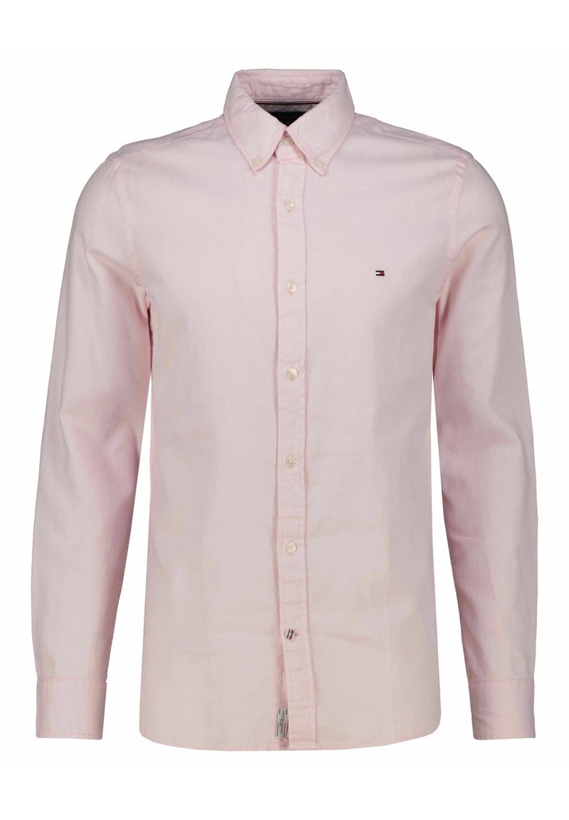 Jasnoróżowa koszula z długim rękawem, zapinana na guziki, z kołnierzykiem typu button-down i małym logo na lewej piersi.