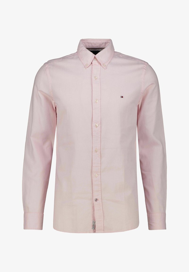 Jasnoróżowa koszula z długim rękawem, zapinana na guziki, z kołnierzykiem typu button-down i małym logo na lewej piersi.
