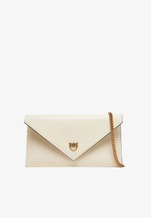 Crèmekleurige leren clutch met een goudkleurig metalen logo-accent, envelopvormig ontwerp, kettingriem en een gladde, strakke textuur.