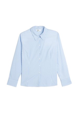 Camisa de botones azul claro con rayas verticales blancas, de manga larga, con cuello y un dobladillo recto. Fabricada con una tela suave y lisa.