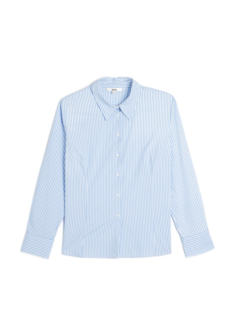 Camisa de botones azul claro con rayas verticales blancas, de manga larga, con cuello y un dobladillo recto. Fabricada con una tela suave y lisa.