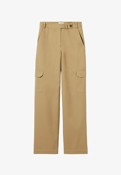 Pantalones cargo beige con corte recto, bolsillos frontales y dos bolsillos laterales, fabricados en una mezcla de algodón liviano.
