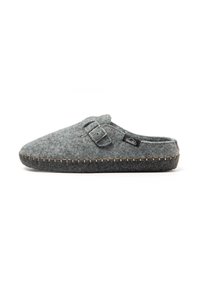 Zapatilla de casa gris con puntera redondeada, hebilla ajustable y suela oscura contraste. Presenta detalles de costura alrededor de la base.