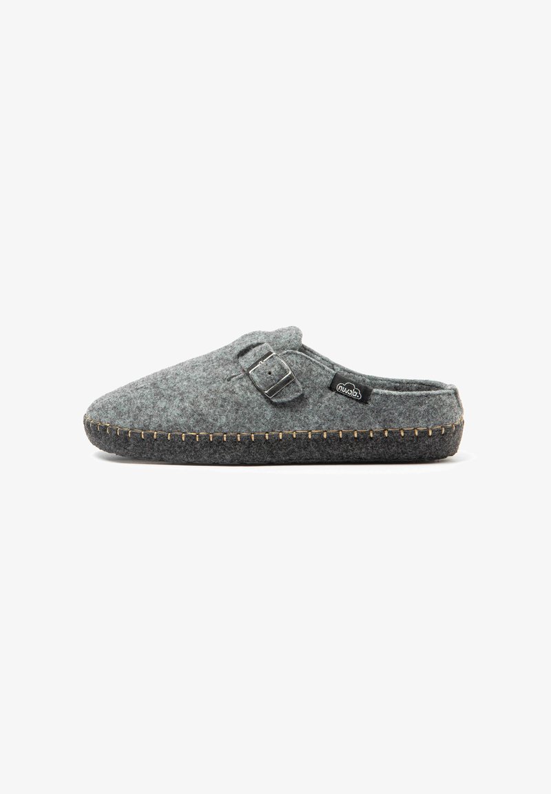 Zapatilla de casa gris con puntera redondeada, hebilla ajustable y suela oscura contraste. Presenta detalles de costura alrededor de la base.