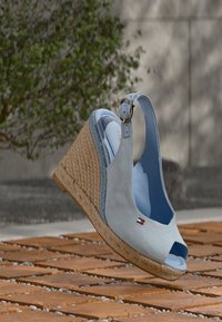 Γαλάζιο πλατφόρμα σανδάλι με άνοιγμα στο δάχτυλο, κατασκευασμένο από σουέτ με φτέρνα από υφαντό τζούτ. Διαθέτει λουράκι με αγκράφα και διακριτικό λογότυπο.