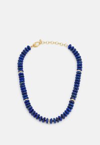 Colar de contas de lápis-lazúli com realces em ouro. Apresenta contas redondas e lisas em azul profundo, alternando com pequenos anéis dourados, embelezado com um fecho de lagosta.