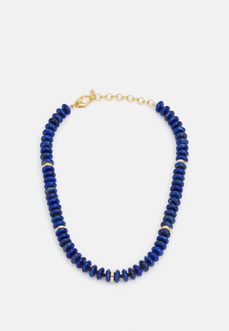 Colar de contas de lápis-lazúli com realces em ouro. Apresenta contas redondas e lisas em azul profundo, alternando com pequenos anéis dourados, embelezado com um fecho de lagosta.