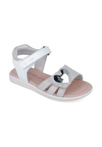 Sandalias plateadas y blancas con un acento metálico en forma de corazón, tiras texturizadas, correa de tobillo ajustable y una suela acolchada.