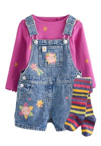 Peto vaquero con gráficos de estrellas coloridas, combinado con una camiseta de manga larga rosa y calcetines multicolor a rayas. Cuenta con tirantes ajustables.