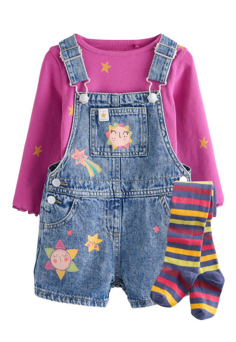 Peto vaquero con gráficos de estrellas coloridas, combinado con una camiseta de manga larga rosa y calcetines multicolor a rayas. Cuenta con tirantes ajustables.