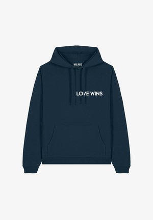 Sötétkék kapucnis felső kenguru zsebbel, a "LOVE WINS" felirattal fehér színben. Az anyag puha tapintású, és állítható zsinórral ellátott kapucnival rendelkezik.