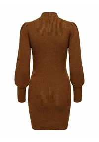 Robe marron en maille côtelée avec un col montant, des manches longues bouffantes et une silhouette ajustée, mettant en valeur la texture et la forme.