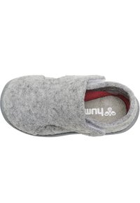 Grå slip-on sko i tyg med en texturerad ovandel, en dämpad röd inredning och en flexibel gummisula. Innehåller en kardborrerem för enkel på- och avtagning.