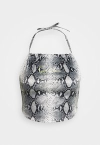 Halter top s hadem hada se zavazováním za krkem a jemným neonově žlutým vyšitým logem uprostřed přední části na bílém pozadí.